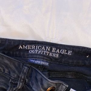 AMERICAN EAGLE black ripped jeans!!